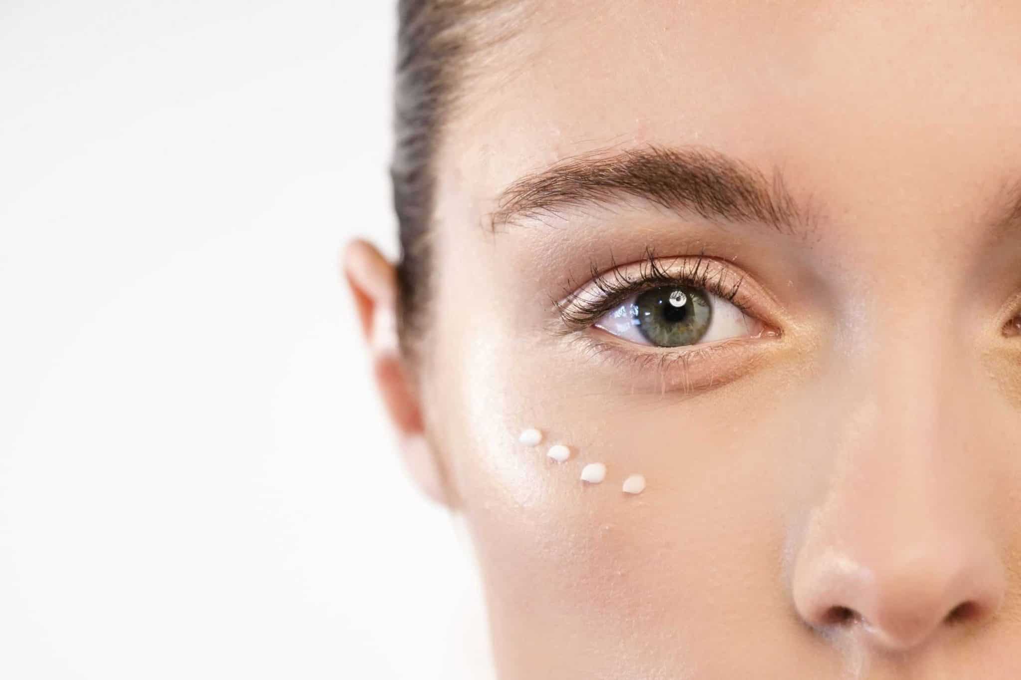 bolsas en los ojos causas hombres mujeres